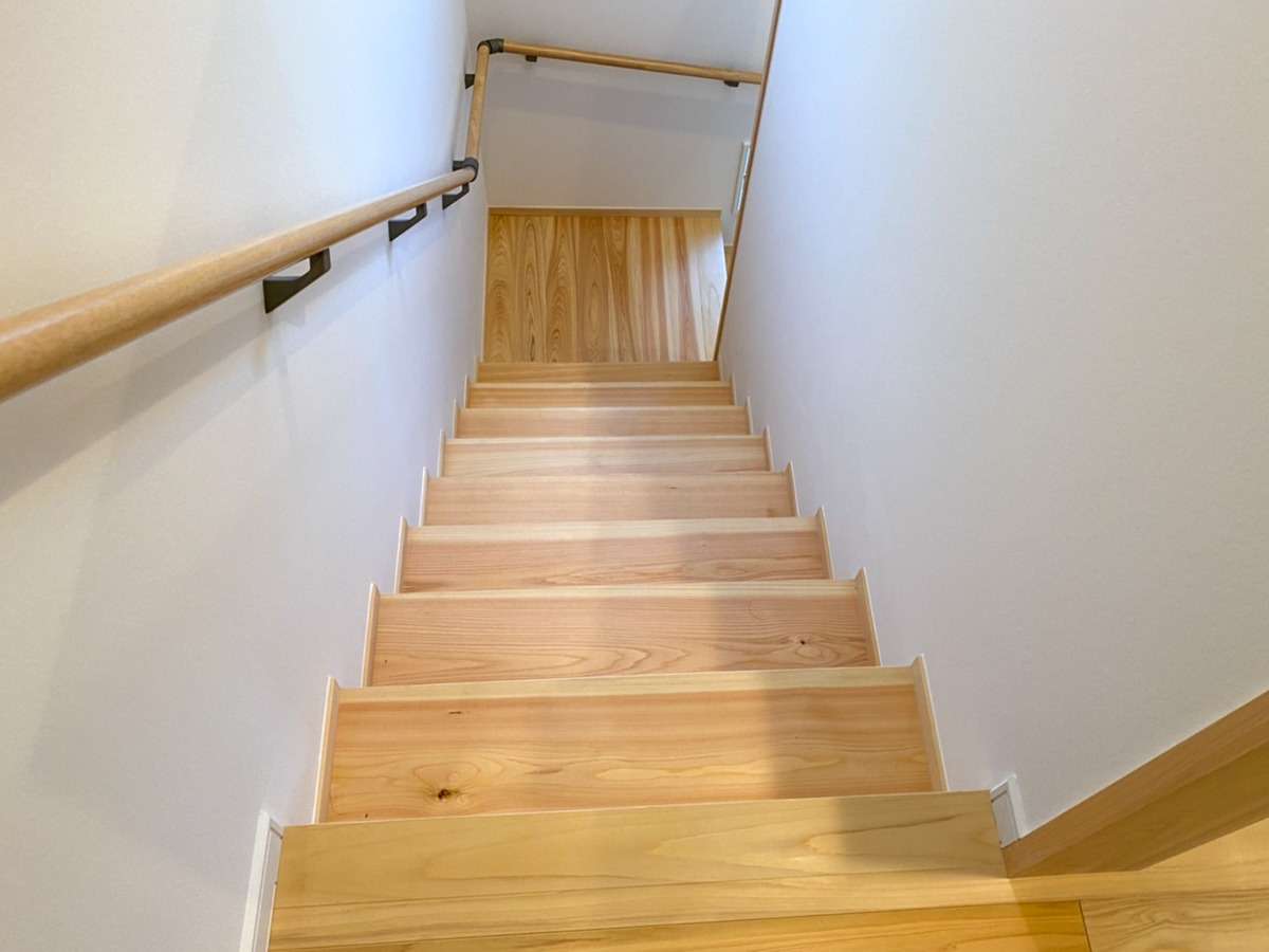 上がりやすい、歩きやすい檜の階段